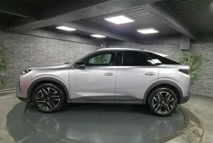 Peugeot 3008 gris métallisé vue de profil côté gauche, avec jantes alliage noires et toit noir brillant.