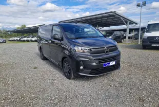 Vue 3/4 avant droit d'un Citroën Jumpy XL gris titane avec calandre noire et jantes tôles 17 pouces.
