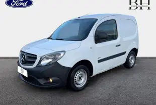 Fourgon Mercedes Citan 108 CDI Compact blanc vu en 3/4 avant droit avec pare-chocs noir et double portes arrière.