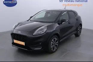Ford Puma noir agate en 3/4 avant droit, mettant en valeur sa calandre large et ses optiques arrondies LED.
