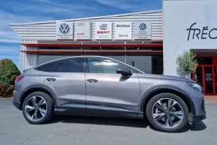 Profil côté gauche de l'Audi Q4 E-TRON Sportback gris thyphon 2022, avec jantes alliage et lignes fluides électriques.