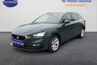 SEAT Leon ST bleu Fjord vue 3/4 avant droit, break compact avec feux LED allumés sur fond neutre.