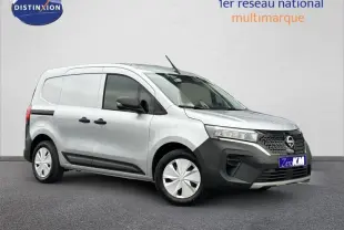 Vue 3/4 avant droite d'un Nissan Townstar gris électrique 2024 avec calandre noire et enjoliveurs blancs.