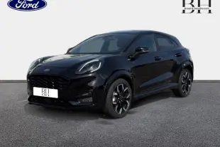 Ford Puma 2023 noir Agate métallisé en vue 3/4 avant droit, avec jantes noires et calandre sportive.