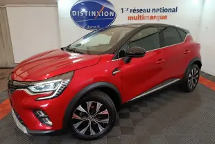 Renault Captur Techno TCe 90 rouge vue 3/4 avant droit en intérieur avec toit noir et jantes alliage.
