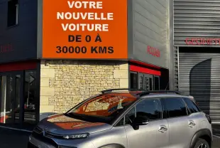 Citroën C3 Aircross gris clair vue 3/4 avant droit, avec toit noir et jantes alliage distinctives.