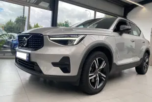 Volvo XC40 B3 163ch Plus DCT 7 argent aurore métallisé vu en 3/4 avant droit, avec calandre noire et jantes alliage bicolores.