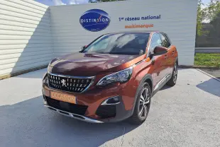 Peugeot 3008 Metallic Cooper vue 3/4 avant droit, avec calandre chromée et jantes alliage bicolores.