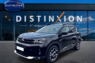 Citroën C5 Aircross noir en 3/4 avant droit, avec jantes alu et toit noir brillant devant showroom Distinxion.