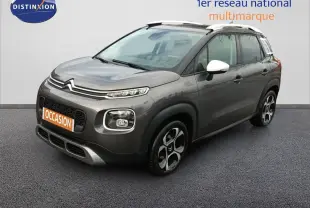 Citroën C3 Aircross gris platinium en 3/4 avant droit avec toit blanc et jantes distinctives bicolores.