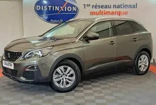 Peugeot 3008 gris foncé vue de profil côté gauche, avec jantes alliage et calandre distinctive au showroom.