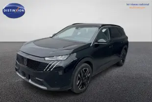 Peugeot 5008 noir en vue 3/4 avant droit, avec jantes alliage noires et barres de toit visibles.