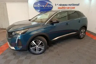 Peugeot 3008 PureTech 130 S&S Allure bleu en 3/4 avant droit, avec jantes alliage et signature lumineuse LED verticale.