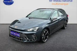Vue 3/4 avant d'une CUPRA Leon ST gris magnétique avec jantes noires et toit ouvrant panoramique.