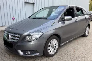 Mercedes Classe B 200 Inspiration gris vue 3/4 avant droit, avec phares et jantes alliage visibles.