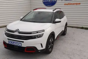Citroën C5 Aircross blanc en 3/4 avant droit, avec détails rouges sur boucliers et jantes bicolores.