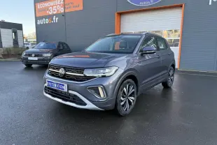 Volkswagen T-Cross gris cendre en 3/4 avant droit, avec projecteurs Matrix LED et jantes alliage distinctives.