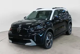 Citroën C3 Aircross hybride 2025 noir perla avec toit blanc, vue 3/4 avant droit mettant en valeur ses jantes biton.