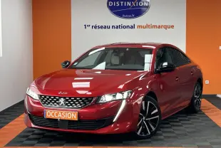 Peugeot 508 Hybrid rouge clair vue 3/4 avant droit avec jantes alliage bi-ton et éclairage LED distinctif.