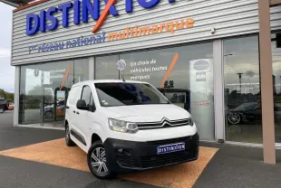 Citroën Berlingo blanc en 3/4 avant droit, avec pare-chocs noir et jantes alliage devant un concessionnaire Distinxion.