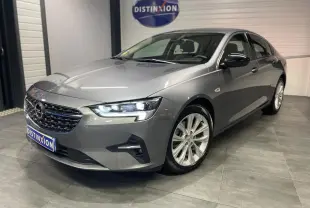 Opel Insignia Grand Sport gris clair vue 3/4 avant avec jantes alliage 17 pouces et coques de rétroviseurs noir laqué.