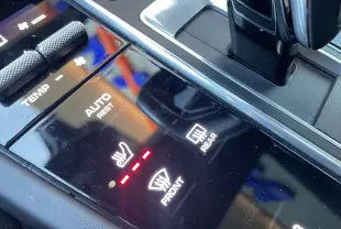 Vue 3/4 avant gauche d’un Porsche Cayenne Coupé E-Hybrid noir, avec jantes alu 22 pouces et calandre sportive.