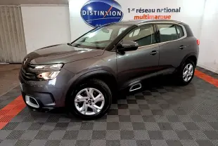 Citroën C5 Aircross gris foncé vue 3/4 avant droit, avec jantes alliage 17 pouces et inserts silver anodisé visibles.