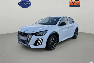 Peugeot 208 Hybrid 136 blanc vue 3/4 avant droit avec calandre noire et feux diurnes à LED verticaux.