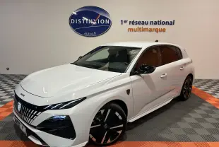 Peugeot 308 III Ph.2 Hybrid blanc Okenite vue 3/4 avant droit en intérieur avec jantes noires distinctives.