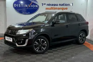 Suzuki Vitara noir en 3/4 avant droit, avec jantes alliage et toit ouvrant électrique visible.