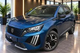 Peugeot 2008 2024 bleu vertigo en 3/4 avant droit, avec calandre noire et feux LED distinctifs verticalisés.