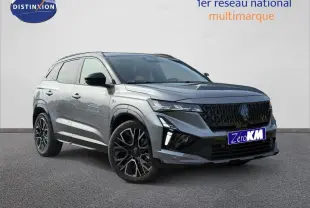 Renault Austral 1.2 E-Tech hybride gris schiste satin, vue 3/4 avant avec toit noir étoilé et jantes noires.
