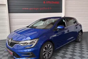 Renault Mégane Techno Blue dCi 115 EDC bleu vue 3/4 avant droit avec phares LED et jantes alliage.