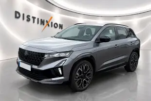 Renault Austral gris schiste en 3/4 avant droit, avec jantes alu noires et calandre noire distinctive.