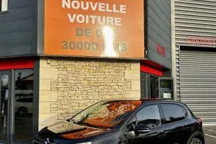 Citroën C3 noire vue en 3/4 avant droit, avec ses phares LED et protections latérales blanches distinctives.