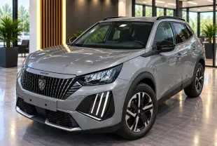 Peugeot 2008 2024 sellenium vue 3/4 avant droit, avec calandre noire distinctive et feux LED verticaux.