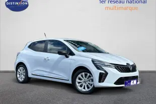 Renault Clio 2025 blanc glacier vue 3/4 avant droit avec jantes alliage et rétroviseurs noirs.