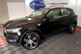 Volvo XC40 T3 noir vue de profil côté gauche dans un showroom avec jantes alliage et toit blanc.