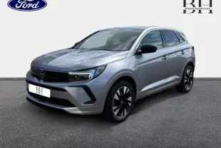 Opel Grandland gris Kontrast métallisé vu en 3/4 avant droit avec jantes alu noires et phares LED.
