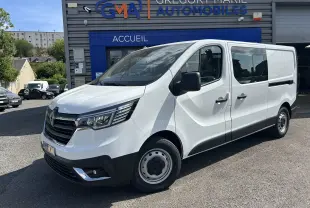 Vue 3/4 avant droit d’un Renault Trafic cabine approfondie blanc, avec portes latérales coulissantes et jantes acier.
