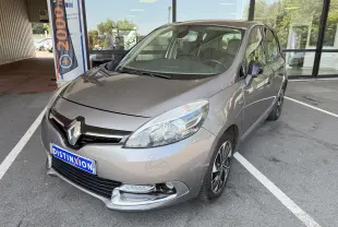 Renault Scenic 1.5 dCi gris cassiopée en 3/4 avant droit, avec jantes alliage et calandre chromée visible.