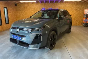 Vue 3/4 avant droite d'une Citroën C5 Aircross 2026 gris métallisé avec jantes noires et calandre distinctive.