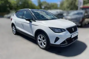 SEAT Arona blanc Candy avec toit noir Minuit, vue 3/4 avant droit, jantes alu et calandre noire distinctive.