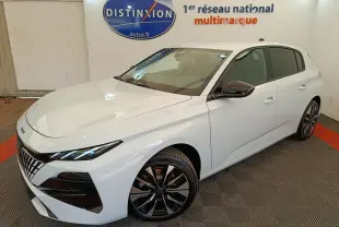 Peugeot 308 blanc vue 3/4 avant droit, avec jantes alliage noires et calandre distinctive en showroom.