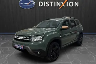 Dacia Duster 2024 kaki lichen en 3/4 avant droit, avec jantes noires et rétroviseurs couleur bronze.