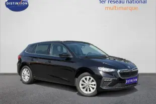 Skoda Scala noir Magic nacré vue 3/4 avant droit avec calandre chromée et jantes alu argentées.