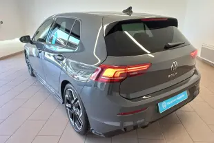 Profil gauche d'une Volkswagen Golf 1.5 eTSI 150 DSG7 R-Line Edition gris dauphin avec jantes noires et détails sportifs.