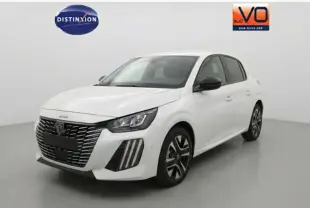Vue 3/4 avant droite d'une Peugeot 208 Hybrid blanche avec calandre noire distinctive et jantes alliage 16 pouces.