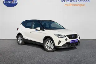 SEAT Arona blanc Candy avec toit noir Minuit, vue 3/4 avant droit sur fond neutre.