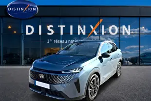 Peugeot 3008 bleu 3/4 avant droit, avec calandre distinctive et jantes alliage, devant vitrine Distinxion.
